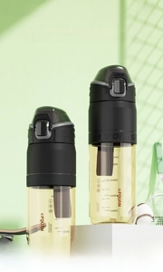 Close-up of black 500ml PPSU sports water bottle with scale marks and locking lid