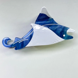 Détail de la pince à cheveux raie manta en acétate bleu et blanc à texture marbrée