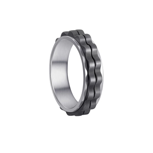 Makroaufnahme der 6mm Spinner-Fidget-Ring mit schwarzen Zahnrädern auf silbernem Stahl