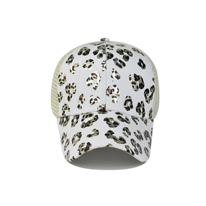 Détail de l'ouverture pour queue de cheval et maille du chapeau imprimé léopard