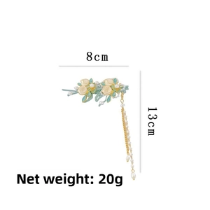 Détail de la pince à cheveux tulipe avec pompons de perles et dimensions 8cm sur 13cm