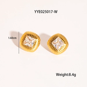 Detailansicht der Vintage Gold-Ohrringe mit Zirkonia-Inlay und 1,6 cm Größenmessung