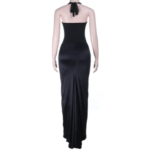 Vue détaillée du dos d'une robe de soirée noire dos nu à licou en satin brillant