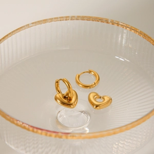 Macro di orecchini a cuore placcati oro 18 carati con finitura lucida a specchio
