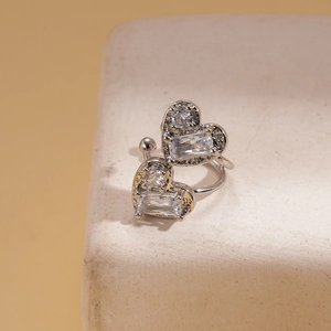 Geometrische Doppelherz-Ohrklemmen in Silber mit funkelnden Zirkonia im Luxus-Stil
