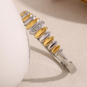 Detail of 18K gold and silver teardrop links bracelet with sparkling crystal inlay