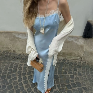 Elegantes hellblaues Satinkleid mit weißer Spitze und passender Robe für Damen