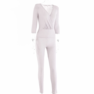Détail d'une combinaison rose clair à manches longues avec décolleté en V brillant