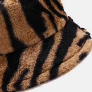 Détail de la texture en fausse fourrure douce et du motif tigre rayé sur le bob d'hiver