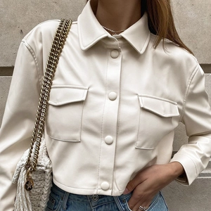 Dettaglio della giacca corta in ecopelle beige con tasche a patta e bottoni