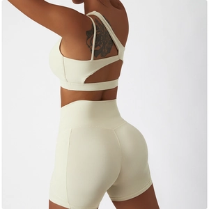 Détail du design multi-sangles au dos d'un ensemble de sport de yoga blanc crème respirant