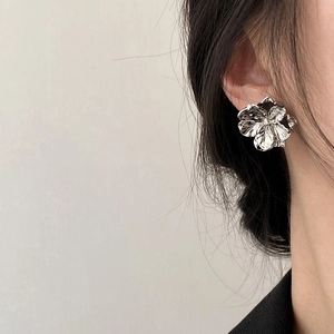 Polished 925 silver flower stud earrings featuring a liquid metal textured petal design