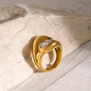 Dettaglio macro dell'anello in acciaio inossidabile 18K intrecciato con zircone bianco
