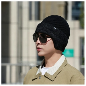 Vue de côté d'un bonnet en tricot noir pour homme avec protection des oreilles et polaire