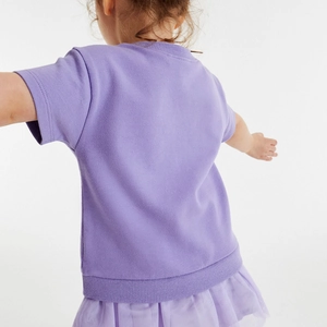 Kurzärmliges lila Oberteil mit Tüllrock-Set für kleine Mädchen, Rückansicht auf weißem Grund