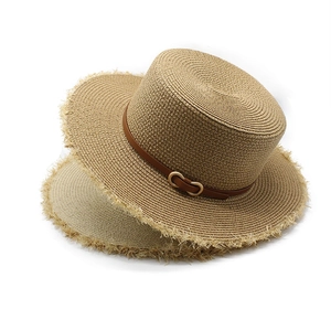 Chapeau de soleil plat en raphia pour femme avec ceinture en cuir et bords effilochés