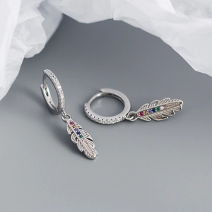 Dettaglio di orecchini a piuma in argento con zirconi colorati e piccoli cristalli