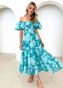 Détail de robe fleurie en mousseline à épaules dénudées avec manches bouffantes