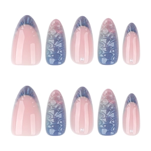 Faux ongles amande courts avec French manucure pailletée bleue et perles