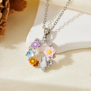 Gros plan du collier couronne florale avec un lapin blanc et des fleurs en émail coloré