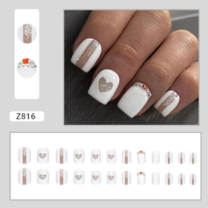 Faux ongles blanc perle Z816 avec cœurs pailletés argentés et strass arc-en-ciel élégants