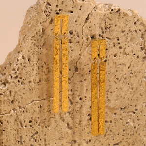Close-up of 18K gold plated stainless steel earrings with hammer texture on stone