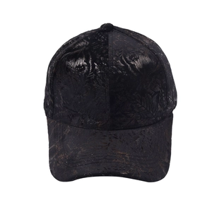 Détail de la casquette de baseball noire avec texture florale gaufrée et fini brillant