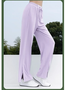 Vista detallada del pantalón ancho lavanda con cintura elástica ajustable y abertura lateral