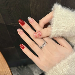 Tweed-stijl kunstnagels met rode glitter, zilveren pailletten en een kettingring accent