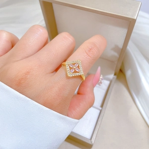 Adjustable gold flower ring with pink and clear zircon crystals for elegant women