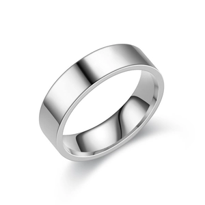 Klassischer 6mm polierter silberner Titanstahlring für Herren und Damen auf weißem Grund