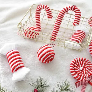 Détails d'ornements de Noël en velours rouge et blanc sur une surface en peluche