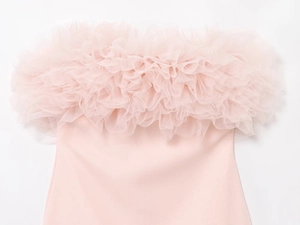 Nahaufnahme des rosa Tüllstoffs und der gerafften Netztextur an einem trägerlosen Kleid