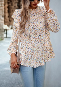 Dettaglio della camicetta a fiori con volant su spalle e orlo per un look molto femminile