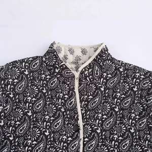 Gilet trapuntato con stampa paisley e collo alto con dettagli di design bianco e nero