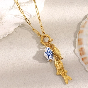 Détail du collier à trombones plaqué or 18 carats avec breloques poissons