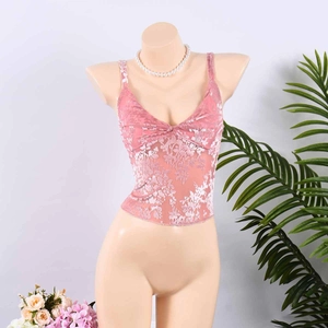 Détail d'un caraco à fleurs roses montrant le tissu floqué en 3D et sa coupe