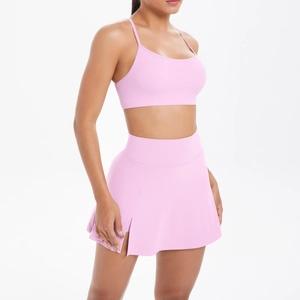Détail du soutien-gorge de sport rose et de la jupe de tennis à fente latérale