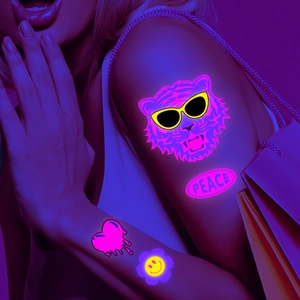 Tatouages temporaires rose fluo avec motifs tigre et cœur pour un style de fête