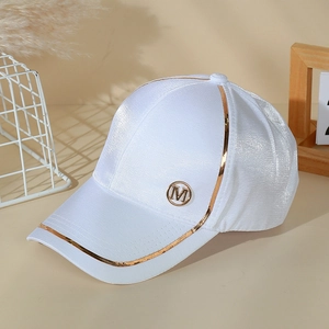 Casquette en satin blanc brillant avec logo M doré et bordure sur un fond minimaliste