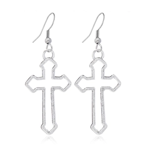 Vue détaillée de boucles d'oreilles croix en argent avec crochets sur fond blanc