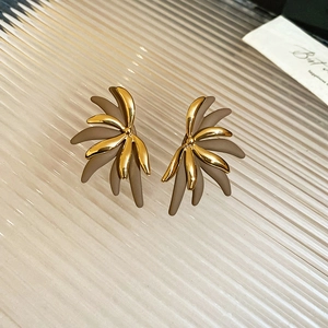 Macro detail of vintage 18k gold plated flower stud earrings with cream petals