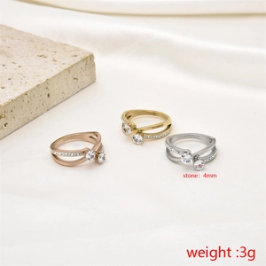 Three-color crisscross titanium steel rings with 4mm inset stones and 3g weight details