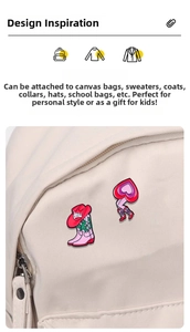 Détail de broches botte de cowboy rose et cœur sur un sac en toile blanc cassé