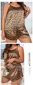 Détails de l'ensemble pyjama satiné avec haut à bretelles et short à imprimé léopard