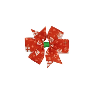 Detail einer roten Weihnachtsschleife mit Geschenkbox- und Schneeflockenmustern