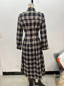 Vista posteriore di un vestito a quadri a maniche lunghe con vita aderente e gonna a A