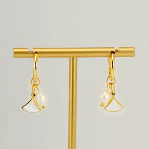 Boucles d'oreilles créoles en titane doré 18K avec perles et breloques en nacre