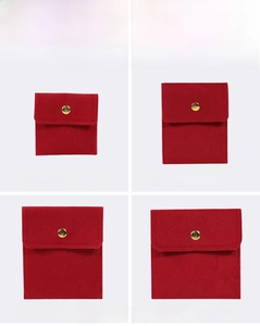 Comparaison de quatre tailles de pochettes à bijoux en velours rouge avec bouton pression