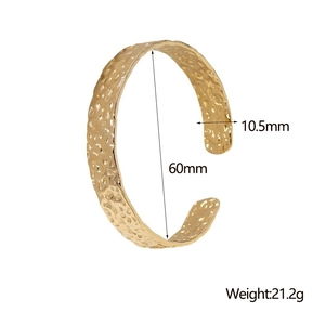 Vista dettagliata delle dimensioni del bracciale dorato martellato largo 10,5 mm